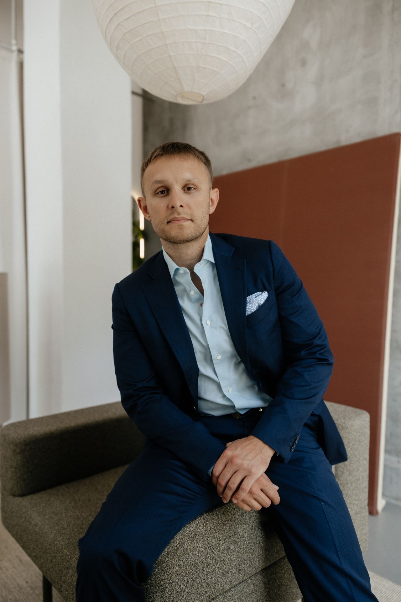 Artem Lyashanov — experto fintech, retrato cromático, 2026